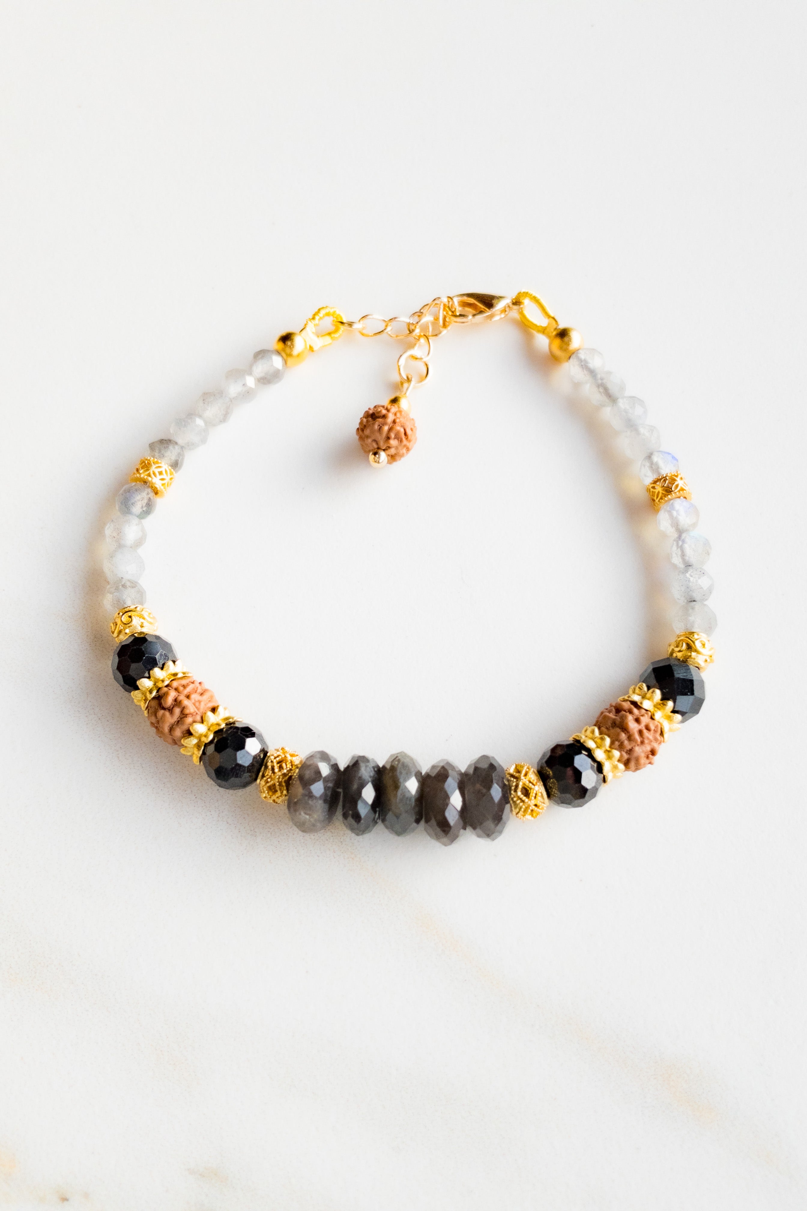 Eclipse Elegance Labradorite Bracelet « Divine Radiance » shashā jewellery Switzerland 