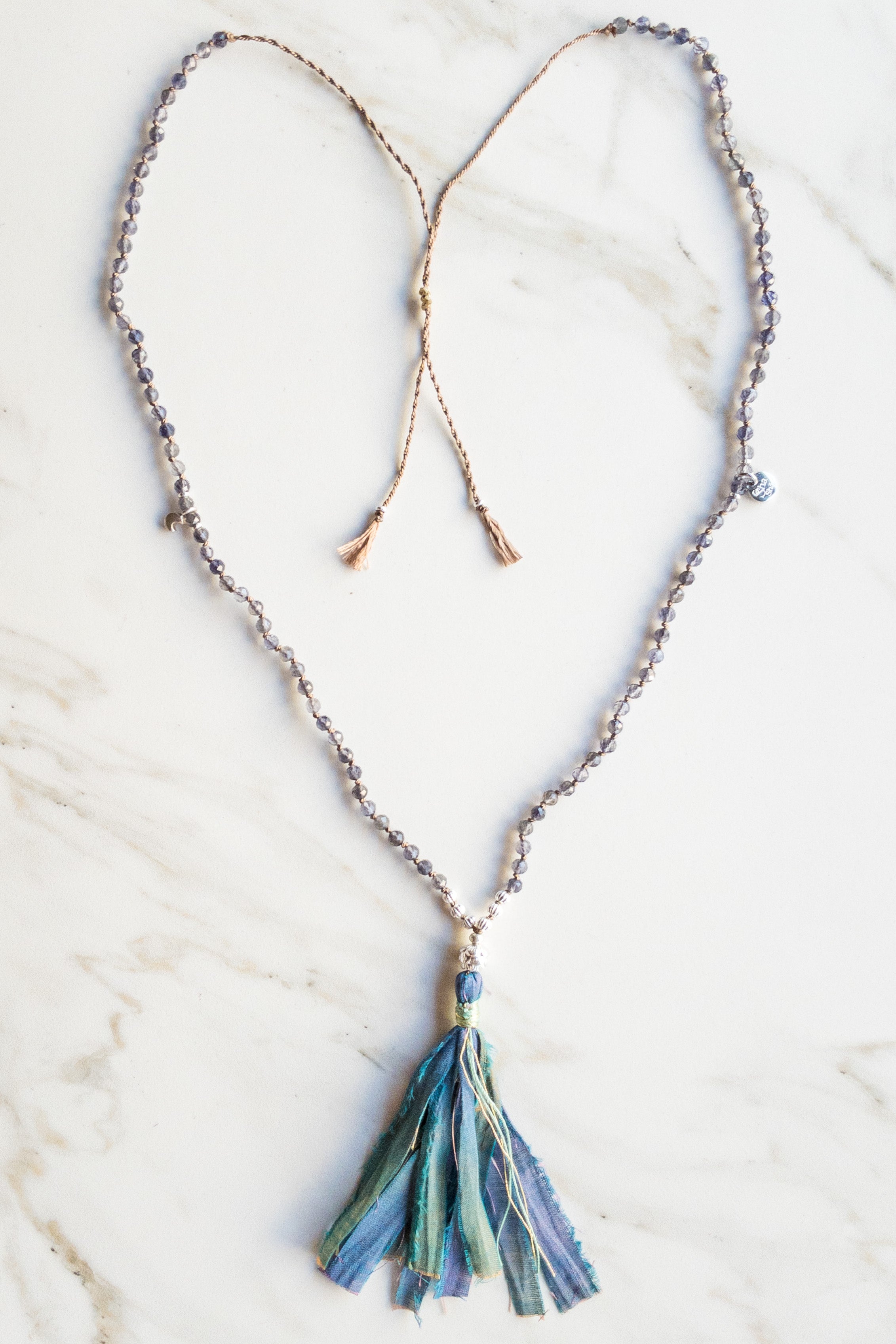 Shashā « ROOTS » mini Mala 108 - Iolite - sari tassel India inspired 